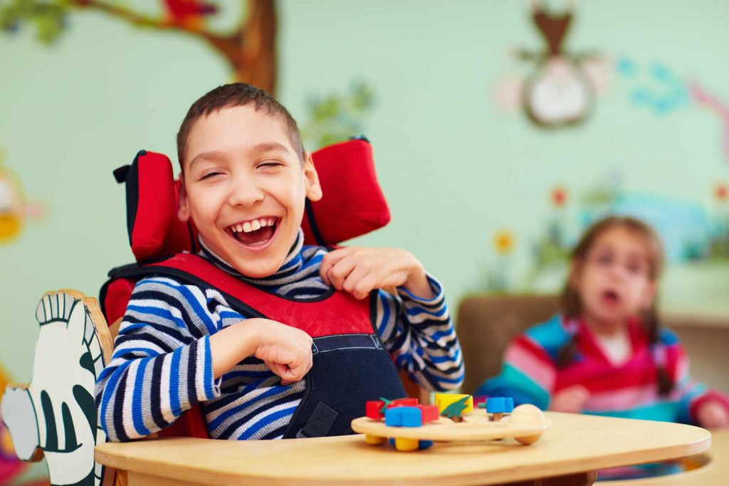 Kinderversorgung im Rollstuhl Kind lachend, Sodermanns, Umbau