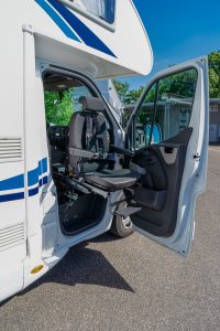 Behindertengerechtes Renault Master Reisemobil, Beifahrerumbau, Hub Schwenksitz, Transferkonsole, Sodermanns